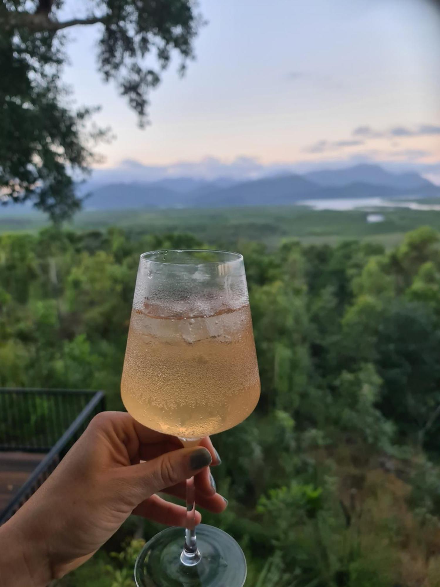Vista Hinchinbrook Lejlighedshotel Cardwell Eksteriør billede